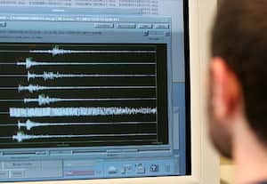 சக்திவாய்ந்த நிலநடுக்கத்தால் குலுங்கிய கோல்கட்டா; சாலைகளில் ஓடிய மக்கள்