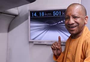 ஜப்பானின் 500 கி.மீ., அதிவேக ரயிலில் பயணம் செய்த யோகி ஆதித்யநாத்!