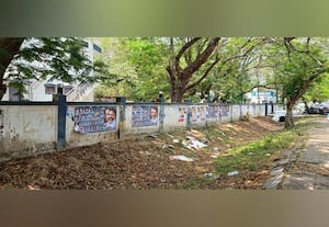 அதிகாரிகள் பாராமுகம் :நெடுஞ்சாலையில் விளம்பர பேனர் வைப்பது அதிகரிப்பு ;கவனச்சிதறலால் வாகன ஓட்டிகளுக்கு விபத்து அபாயம்