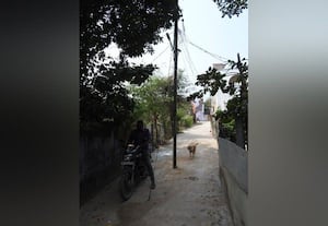  சாலை நடுவே மின்கம்பம் வாகன ஓட்டிகள் அவதி