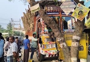  மரத்தின் மீது லாரி மோதல்