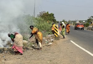  ரோட்டில் கண்ட இடங்களில் குப்பைகளுக்கு தீ வைப்பு