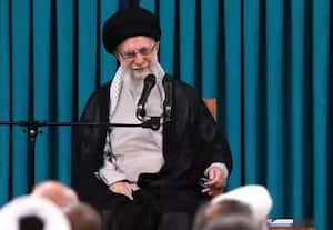 டெஹ்ரானில் குண்டுமழை பொழியும் அமெரிக்கா, இஸ்ரேல்; எங்கே இருக்கிறார் கமேனி?