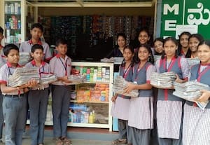  இயற்கையையும், பூமியையும் காப்பாற்ற ஆர்வம் இலவசமாக காகித பை வழங்கும் மாணவர்கள்