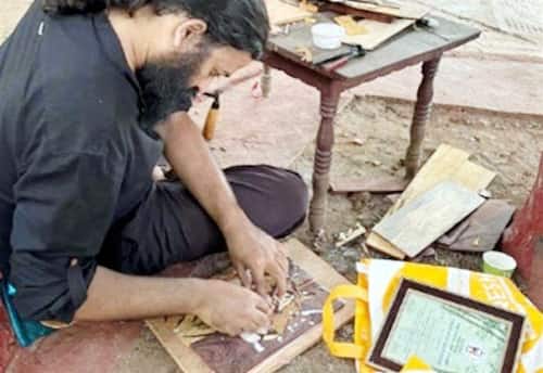  மரத்துண்டில் உருவங்களை வடிவமைக்கும் வாலிபர்