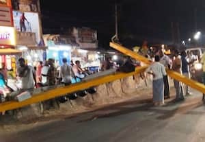  வைக்கோல் லாரி மோதி சிக்னல் கம்பம் சேதம்