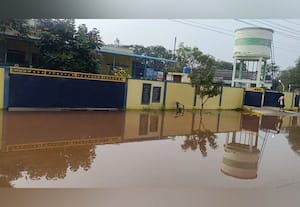  நிரம்பி வழிந்தது பி.ஏ.பி., வாய்க்கால்: சாலையில் திடீர் வெள்ளப்பெருக்கு