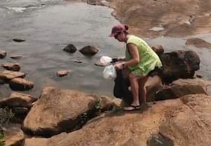  நாம தானே சுத்தமா வெச்சுக்கணும்! செயலில் காண்பித்த சுற்றுலா பயணி