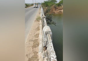  பொன்னேரி - பழவேற்காடு சாலையில் 10 பாலங்கள் சேதமடைந்ததால் அச்சம்