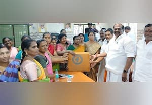  பரமக்குடியில் விளையாட்டு உபகரணங்கள் வழங்கல்:  36 வார்டு இளைஞர்கள் பயன்படுத்தலாம்