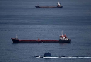 மத்திய கிழக்கில் தொடரும் போர்; ஹோர்முஸ் நீரிணையில் இந்தியர்களுடன் சென்ற எண்ணெய் கப்பல் மீது தாக்குதல்