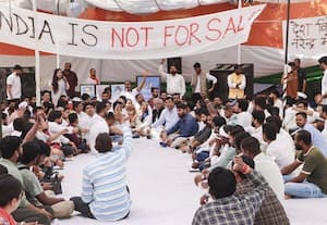  காங்., நிர்வாகிகளை விடுவிக்க வலியுறுத்தி இளைஞர் அணியினர் சத்யாகிரக போராட்டம்