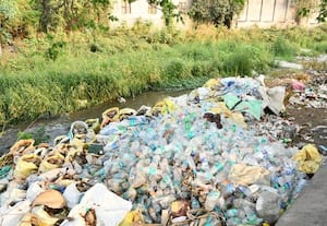  ஓடையில் குவிந்த மதுக்கடை கழிவுகள்