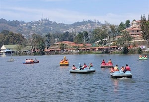  'கொடை'யில் குவிந்த சுற்றுலா பயணிகள்