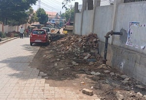  கட்டுமான கற்கள் அகற்றாததால் வாகனங்கள் நிறுத்த இடையூறு