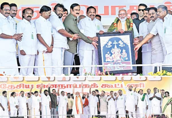  தி.மு.க.,வில் ஊழல் செய்வதில் அமைச்சர்களுக்கு இடையே போட்டி:பிரதமர் மோடி