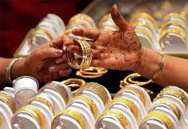 Gold drops Rs 920 per sovereign in Chennai as week begins