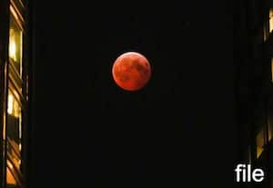 நாளை ஆண்டின் முதல் சந்திர கிரகணம்; நீல விளிம்புடன் சிவப்பு சந்திரனை பார்க்க மிஸ் பண்ணிடாதீங்க!