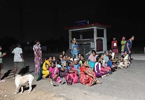 நாங்குநேரி அருகே அரிவாள் வெட்டு சம்பவத்தில் 2 பேர் பலி: பெட்ரோல் குண்டு வீசிய கும்பல் அட்டூழியம்