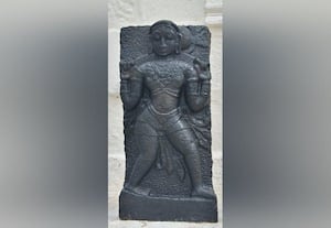  தமிழகத்தில் கண்டெடுக்கப்பட்ட திருநங்கை தற்பலி சிற்பம்