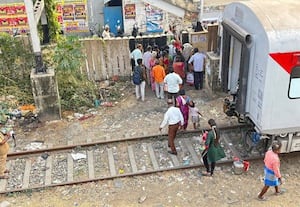  தண்டவாளத்தில் நடந்து செல்லும் பயணியர்: திருநின்றவூரில் ஆபத்து