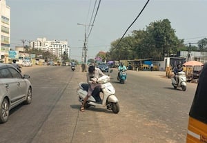  உயிரை பறிக்கும் வகையில் தொங்கும் இணைய கேபிள்