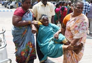  குறைதீர் கூட்டத்தில் 'வீல் சேர்' இல்லை மூதாட்டியை துாக்கி வந்த மகள்கள்