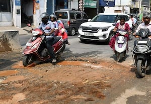  நடுரோட்டில் குழி: வாகன ஓட்டிகள் கிலி