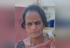  கழிப்பறையில் உடைந்த டைல்ஸ், கதவுகள்