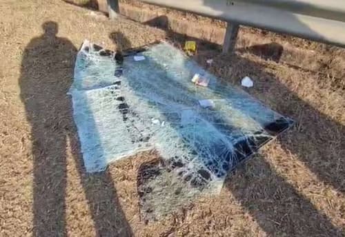 அதிகாலை பயணத்தால் விபரீதம்; உபியில் டபுள் டக்கர் பஸ் மீது வேன் மோதி 6 பேர் பலி