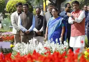  கன்னாட் பிளேசில் மலர்கள் கண்காட்சி