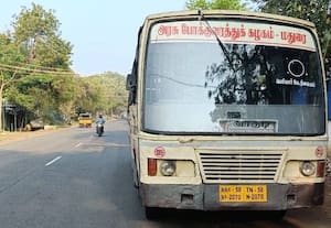  பழுதாகி நின்ற டவுன் பஸ் காத்திருந்த கிராம மக்கள்