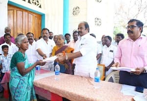  மேமாளூரில் 32 குடும்பத்தினருக்கு இலவச மனைப்பட்டா வழங்கல்