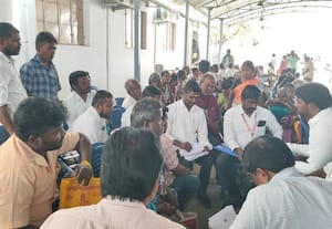  கலெக்டர் அலுவலக வளாகத்தில் மாற்றுத்திறனாளிகள் போராட்டம்