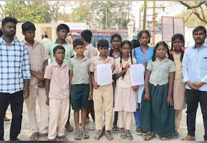  சாலையை சீரமைக்க கோரி பள்ளி மாணவர்கள் கலெக்டரிடம் மனு
