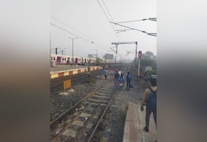  சிங்கபெருமாள் கோவில் ரயில் நிலையத்தில் நகரும் படிக்கட்டுகள் அமைக்க கோரிக்கை