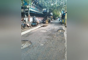  ஒரே தெருவில் 3 அடிக்கு ஒரு குழி சாலையில் செல்ல முடியாமல் தவிப்பு