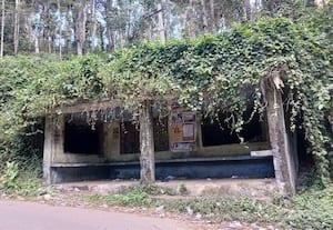 பராமரிப்பின்றி சுகாதார சீர்கேட்டில் பஸ் ஸ்டாப்களால்.. ﻿ பயணிகள் அவதி  கொளுத்தும் வெயிலில் காத்திருக்கும் அவலம் தொடர்கிறது