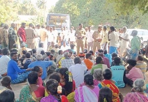  ஒடுகம்பட்டியில் ரோடு வசதி கேட்டு பொதுமக்கள் மறியல்