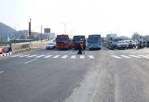  பீர்க்கன்காரணை ஏரிக்கரை நிறுத்தத்தில் 'யு - டர்ன்' மூடல்