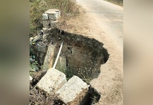  மாவூர் சாலையில் பள்ளம் வாகன ஓட்டிகள் அச்சம்