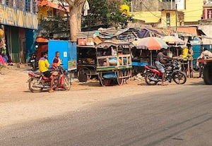  நிழற்குடை இருந்த இடம் ஆக்கிரமிப்பு பாலவாக்கம் ஊராட்சி நிர்வாகம் மெத்தனம்