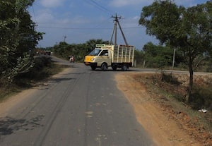  கரூர் சாலை வளைவை விரிவுபடுத்த கோரிக்கை