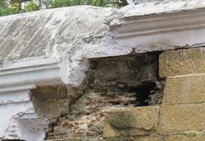  சேதமான கோவில் சுற்றுச்சுவர் சீரமைக்க பக்தர்கள் கோரிக்கை