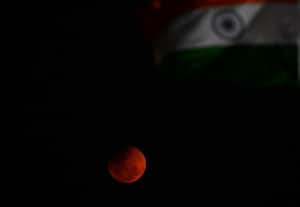  முழு சந்திர கிரஹணம் காண கடற்கரையில் திரண்ட மக்கள்