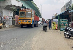  சாலையை ஆக்கிரமித்த கடைகள் ஒரகடம் சந்திப்பில் அவதி