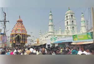 கடவூரில் மாசிமக பெருவிழா தேரோட்டம்  வடம் பிடித்த ஆயிரக்கணக்கான பக்தர்கள்