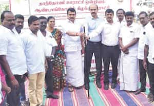 தான்தோன்றிமலையில் ரூ.3.32 கோடிக்கு  வளர்ச்சி திட்டப் பணிகள் துவக்கி வைப்பு