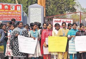 மாணவர்கள் லேப்டாப் கேட்டு ஆர்ப்பாட்டம்