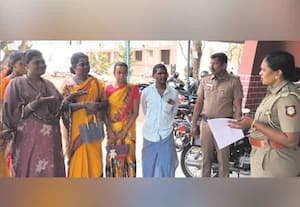 வீட்டை சேதப்படுத்திய ஒப்பந்ததாரர் மீது நடவடிக்கை கோரி திருநங்கைகள் முற்றுகை